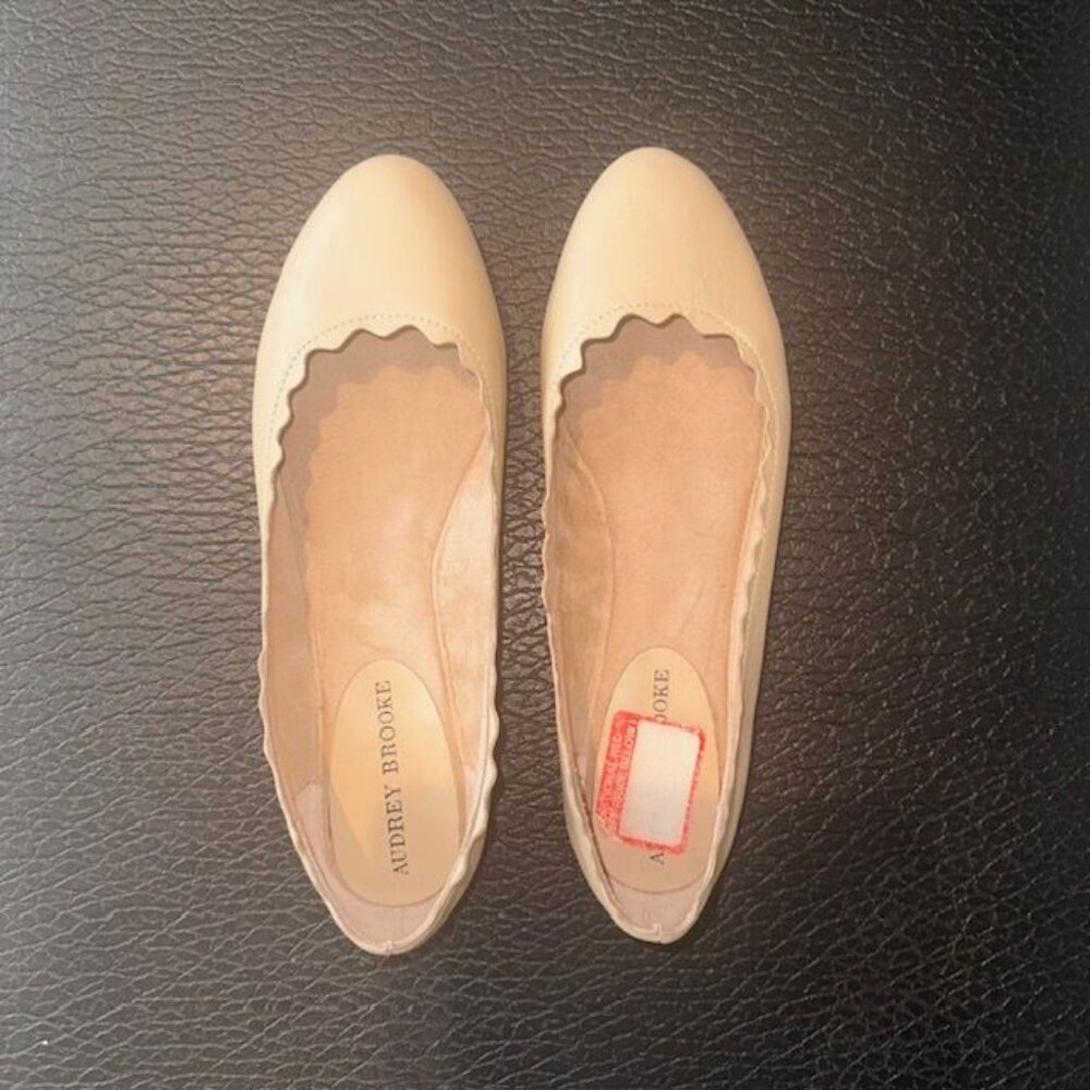 Audrey Brooke scallop cut Winny leather ballet flat in Nude size 9.5M EUC in box